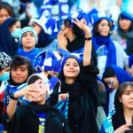 Mujeres iraníes asisten a partido de fútbol por primera vez en 40 años