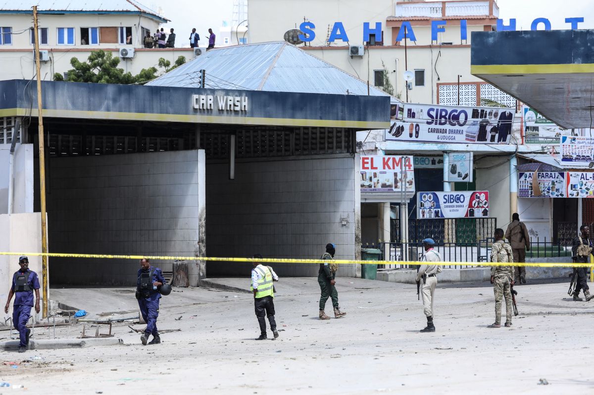 Oficiales de seguridad patrullan en el lugar de las explosiones en Mogadiscio el 20 de agosto de 2022.