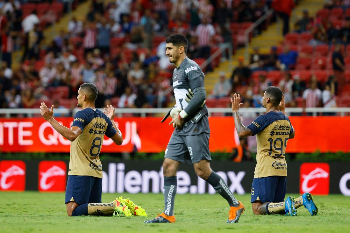 Futbolistas de Pumas terminaron arrodillados luego de sumar su octavo partido sin poder ganar.