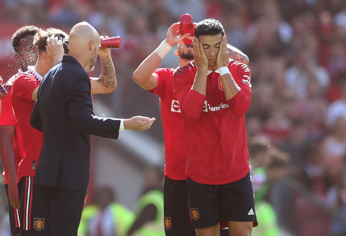 Cristiano Ronaldo (d) no se entiende con Erik Ten Hag (i), entrenador del Manchester United.