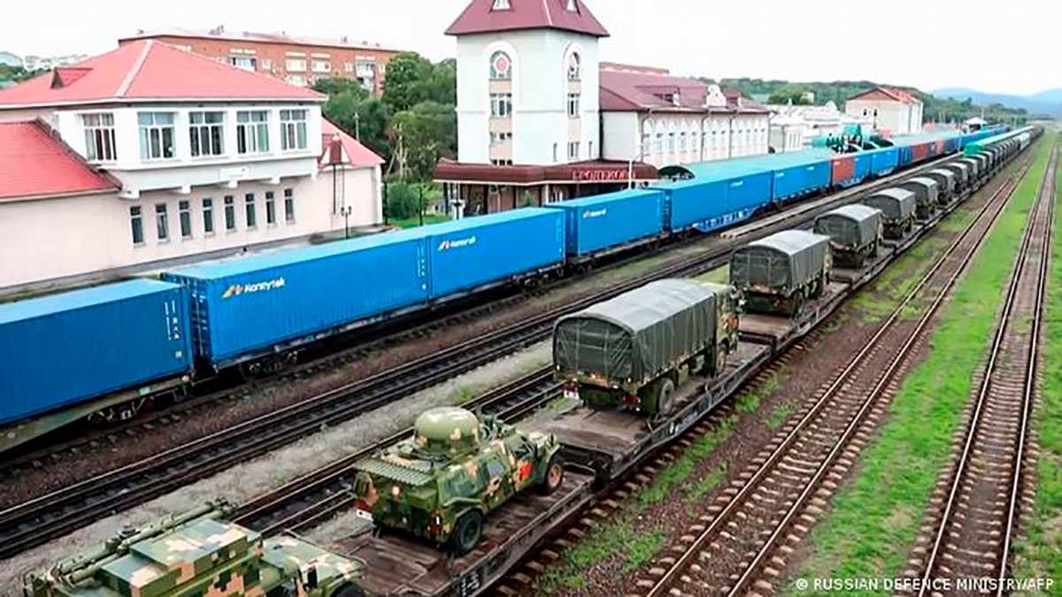 Un convoy armado chino a su llegada para participar en los ejercicios militares "Vostok-2022" en el campo de entrenamiento Sergeevsky en Primorskiy Kray, en el lejano oriente ruso. (29.08.2022)