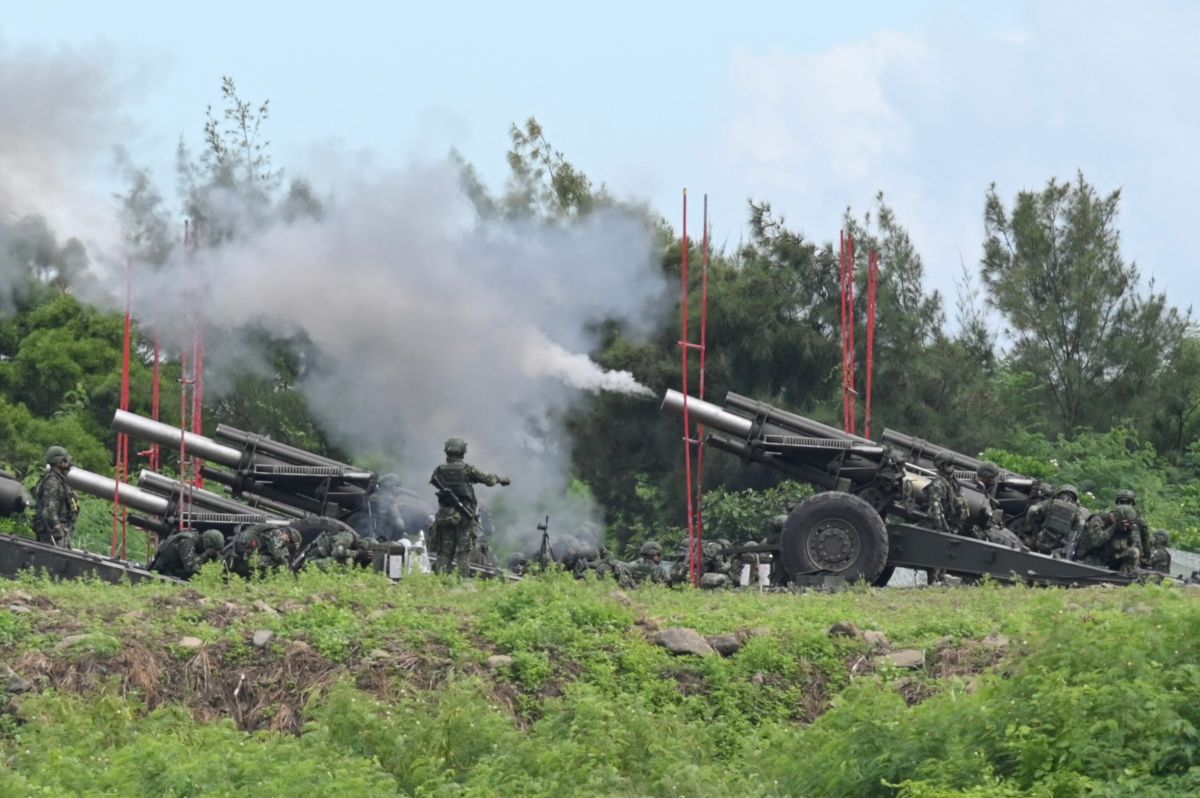 Soldados de Taiwán disparan un obús de 155 mm en el condado de Pingtung.