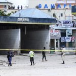 Oficiales de seguridad patrullan en el lugar de las explosiones en Mogadiscio el 20 de agosto de 2022.