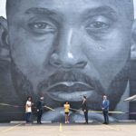 Momento de la inauguración del nuevo mural de Kobe y Gianna Bryant.