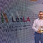 Juan Carlos Hidalgo, una personalidad de la radio en California presenta su libro Entre Dos Tierras.(Araceli Martínez/La Opinión)