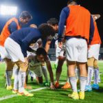 Juan Dinenno (abajo) de Pumas celebra un gol anotado a Tigres hoy, durante un juego de la jornada 16 del torneo mexicano de fútbol.