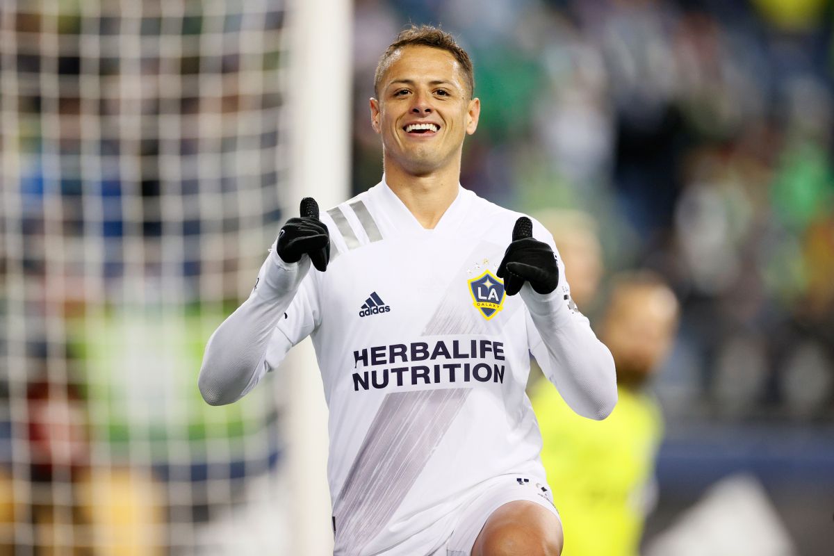 Chicharito celebrando un gol con la camiseta del LA Galaxy.