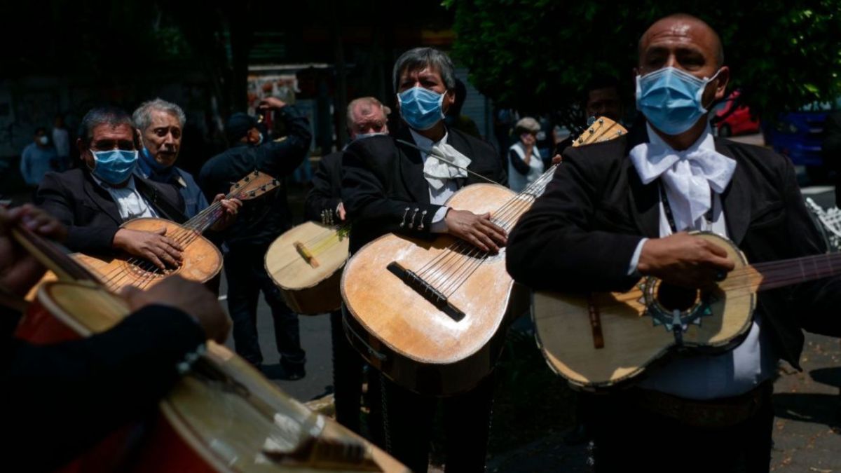 Un video que circula en redes sociales muestra al sujeto vestido de traje, con un ramo de flores en la mano y un mariachi cantando a todo pulmón.