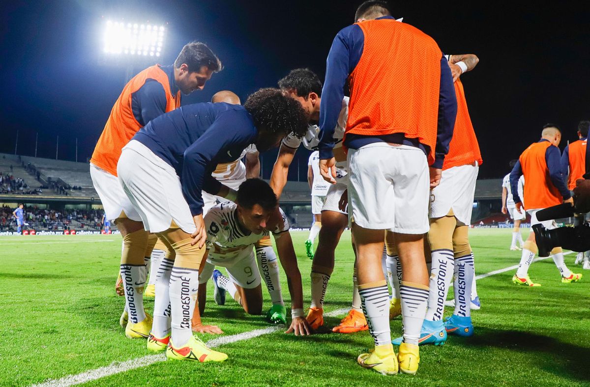 Juan Dinenno (abajo) de Pumas celebra un gol anotado a Tigres hoy, durante un juego de la jornada 16 del torneo mexicano de fútbol.