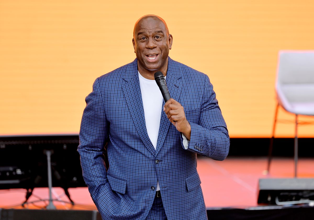 Magic Johnson uno de los mejores basquetbolistas de la historia ha negado que haya donado sangre a pacientes con COVID-19.