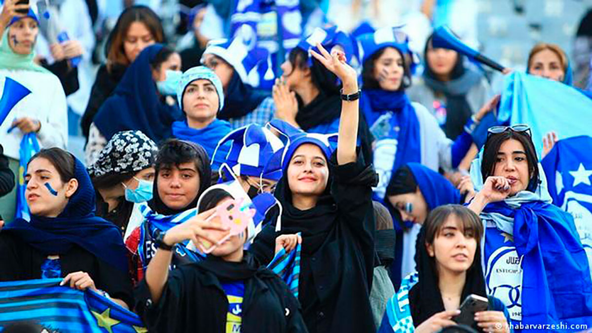 Mujeres iraníes asisten a partido de fútbol por primera vez en 40 años