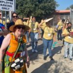 Deborah Murphy, consultora del proyecto, aparece con voluntarios y miembros de la comunidad en el sur de LA.