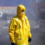 Un agente de rescate participa en un simulacro de accidente nuclear en Zaporiyia.