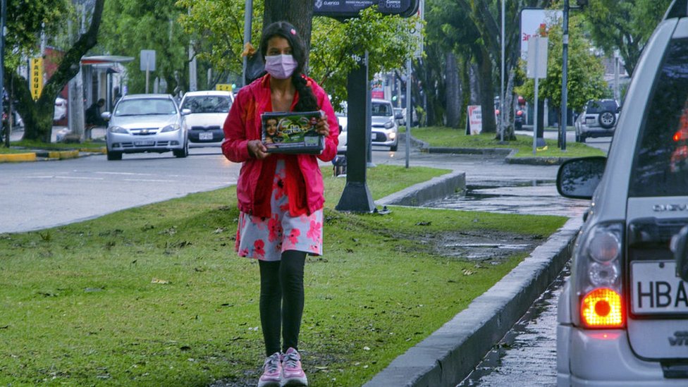 Una vendedora ambulante en Ecuador