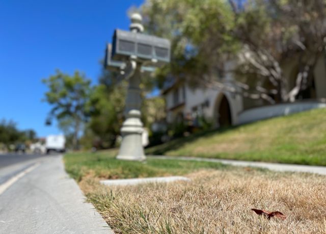 Césped marrón en la urbanización The Oaks de Calabasas, California, Estados Unidos.