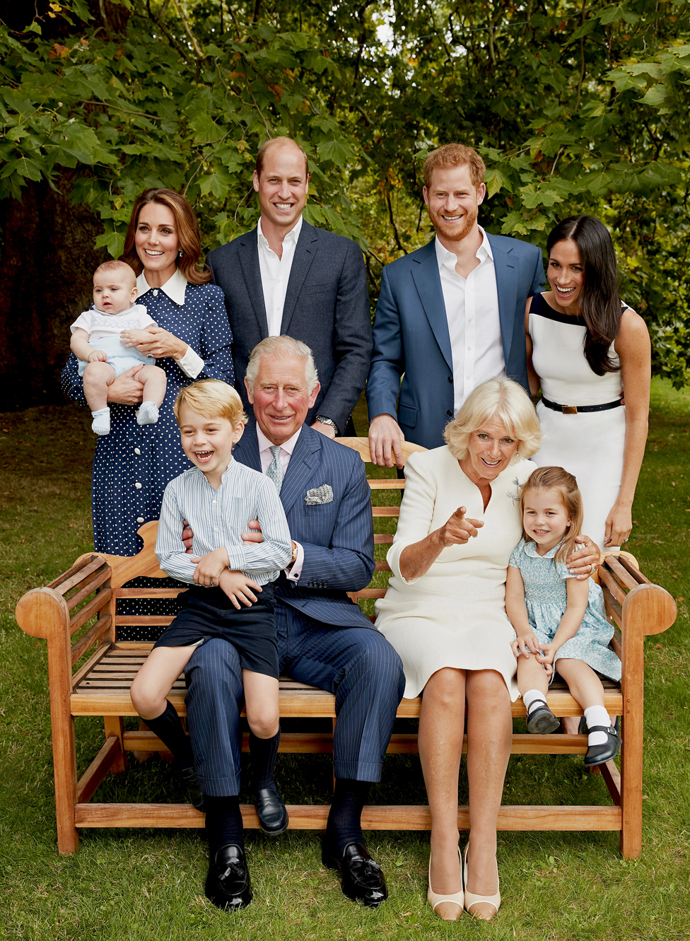 El príncipe Carlos posa para un retrato oficial con motivo de su cumpleaños 70 en los jardines de Clarence House, con Camilla, duquesa de Cornualles, el príncipe William, duque de Cambridge, Catherine, duquesa de Cambridge, el príncipe George, la princesa Charlotte, el príncipe Louis, el príncipe Harry, duque de Sussex y Meghan, duquesa de Sussex, el 5 de septiembre de 2018 en Londres, Inglaterra.