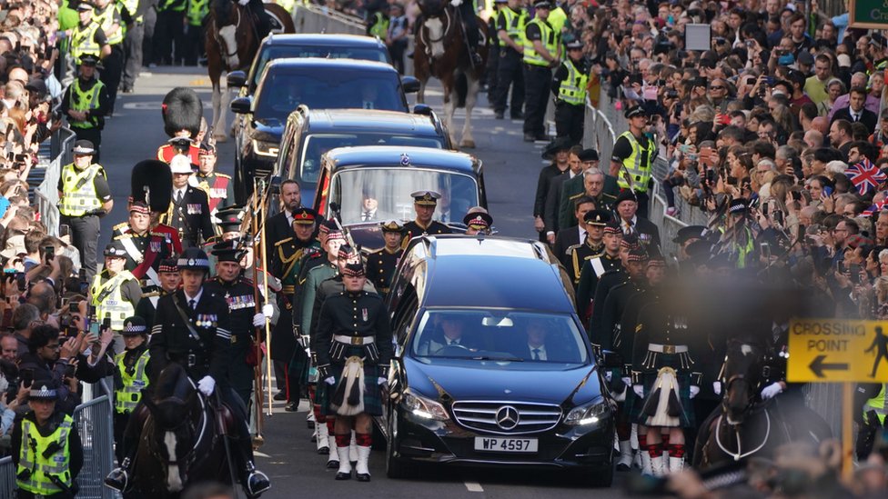 Cortejo fúnebre de Isabel II por las calles de Edimburgo.