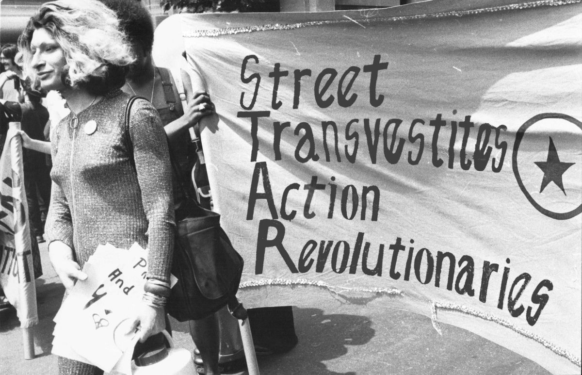 Sylvia Rivera con un cartel de STAR en 1970.