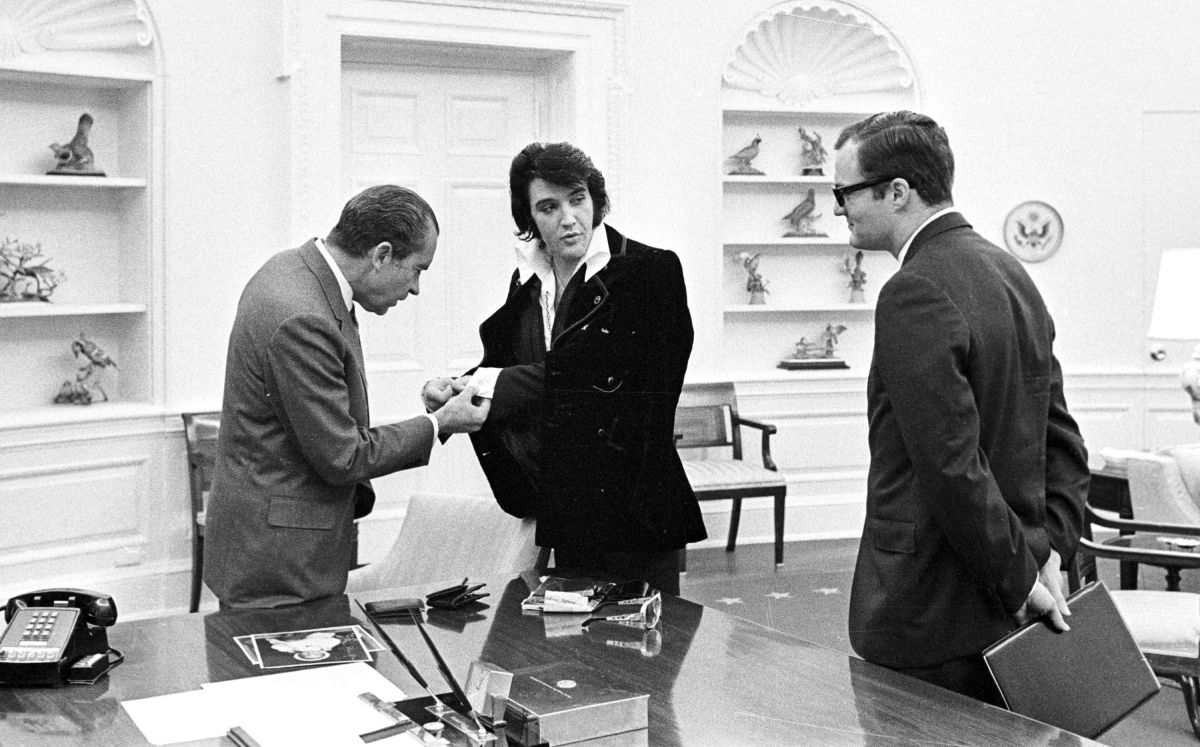 Elvis Presley le muestra al presidente Richard Nixon sus gemelos el 21 de diciembre de 1970 en la Casa Blanca.