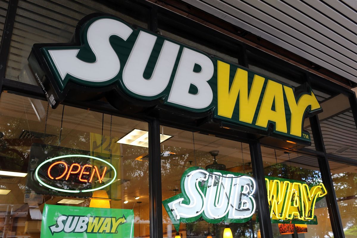 Para cumplir con el modelo de franquicia los empleados de las tiendas Subway deben de seguir una serie de reglas como tomar cursos rigurosos, seguir medidas de higiene hasta hacer algunas "complacencias" al cliente.