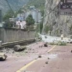 Rocas caídas sobre una carretera cerca del pueblo de Lengqi, en el condado de Luding, en la provincial suroccidental de Sichuan.