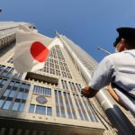 La bandera japonesa ondea este martes a media asta en la oficina metropolitana en señal de duelo por el exprimer ministro japonés Shinzo Abe, en Tokio.