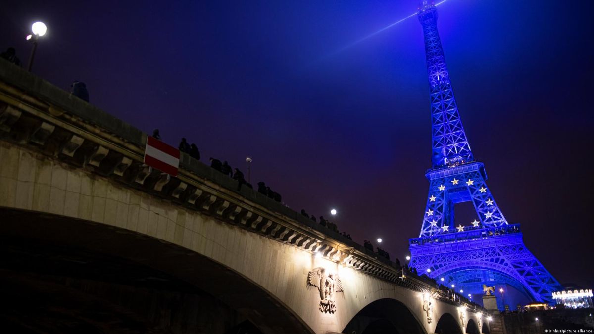 La Torre Eiffel, iluminada con los colores europeos