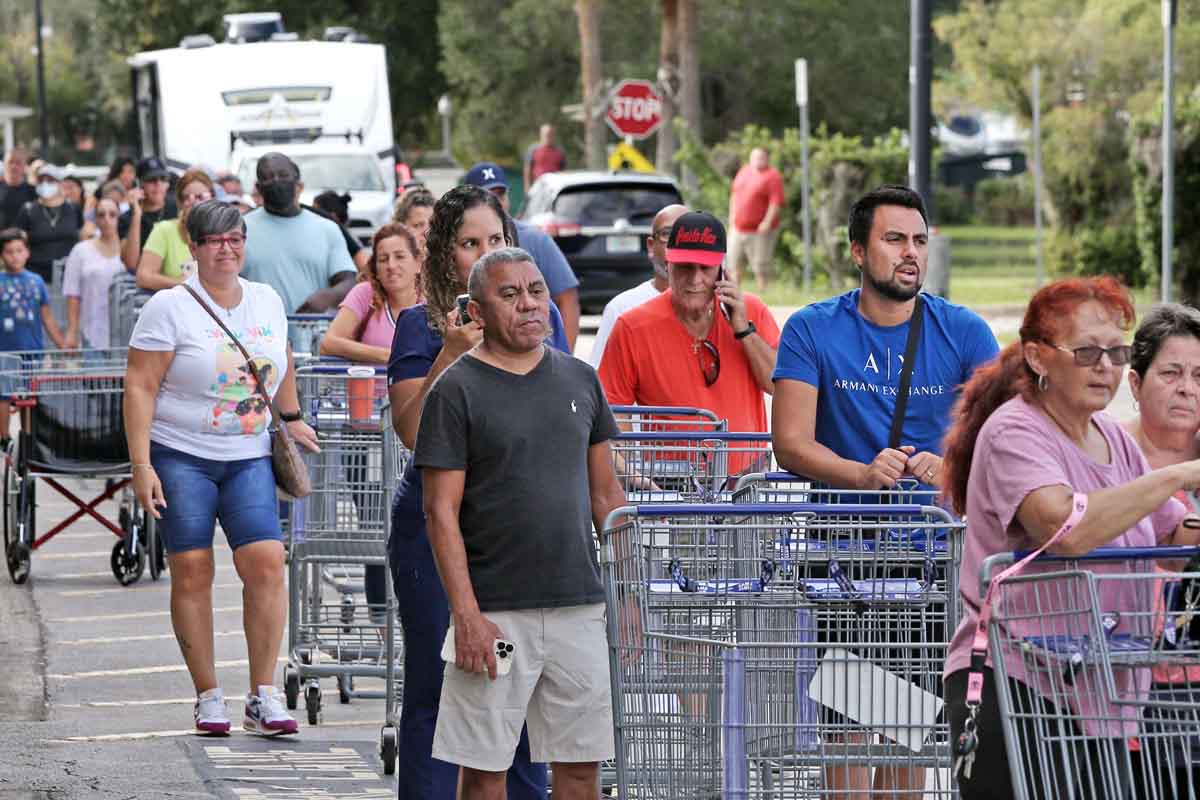 Decenas de residentes de Florida se han arremolinado en los supermercados para tratar de adquirir víveres.