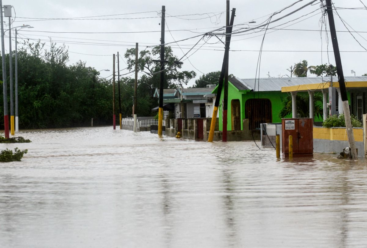 El huracán Fiona se estrelló contra Puerto Rico, cortando el suministro eléctrico y arrojando lluvias torrenciales.