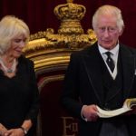 Camilla, reina consorte escucha mientras el rey Carlos III de Gran Bretaña habla durante una reunión del Consejo de Adhesión dentro del Palacio de St James en Londres.