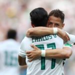 Chicharito y Carlos Vela durante un partido de la Selección Mexicana ante Corea del Sur en el Mundial Rusia 2018.