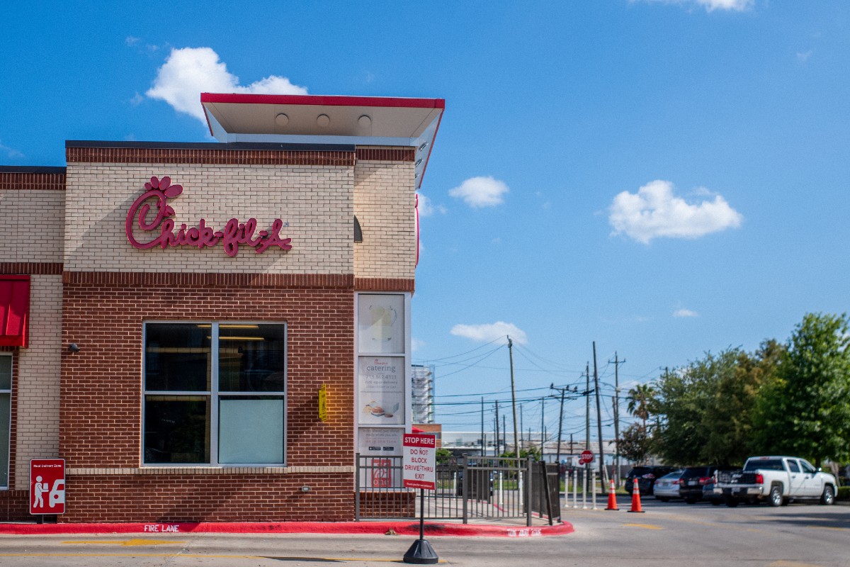 El programa Mesa Compartida de Chick-fil-A tiene 10 años funcionando en más de 1,300 ubicaciones de la cadena en Estados Unidos y Canadá.