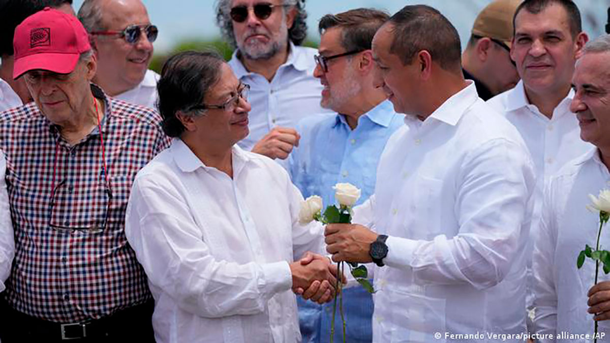 El presidente de Colombia, Gustavo Petro, y el ministro de Transporte de Venezuela, Ramón Araguayan en el Puente Simón Bolívar este 26 de de septiembre de 2022