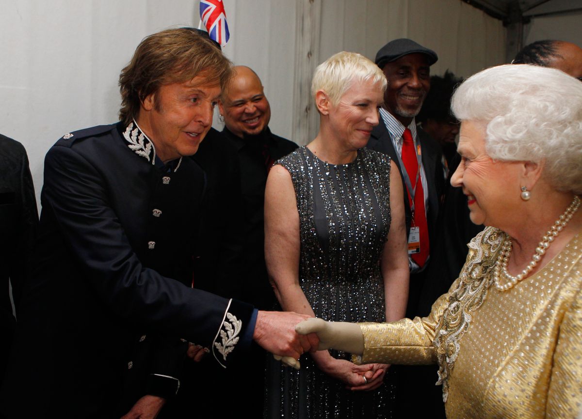 La reina Isabel II de Gran Bretaña se reúne con Sir Paul McCartney entre bastidores durante el Concierto del Jubileo de Diamante en Londres, el 4 de junio de 2012. 