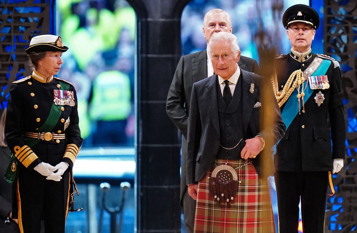 El rey Carlos III rindió tributo a su madre en la catedral de St. Giles.