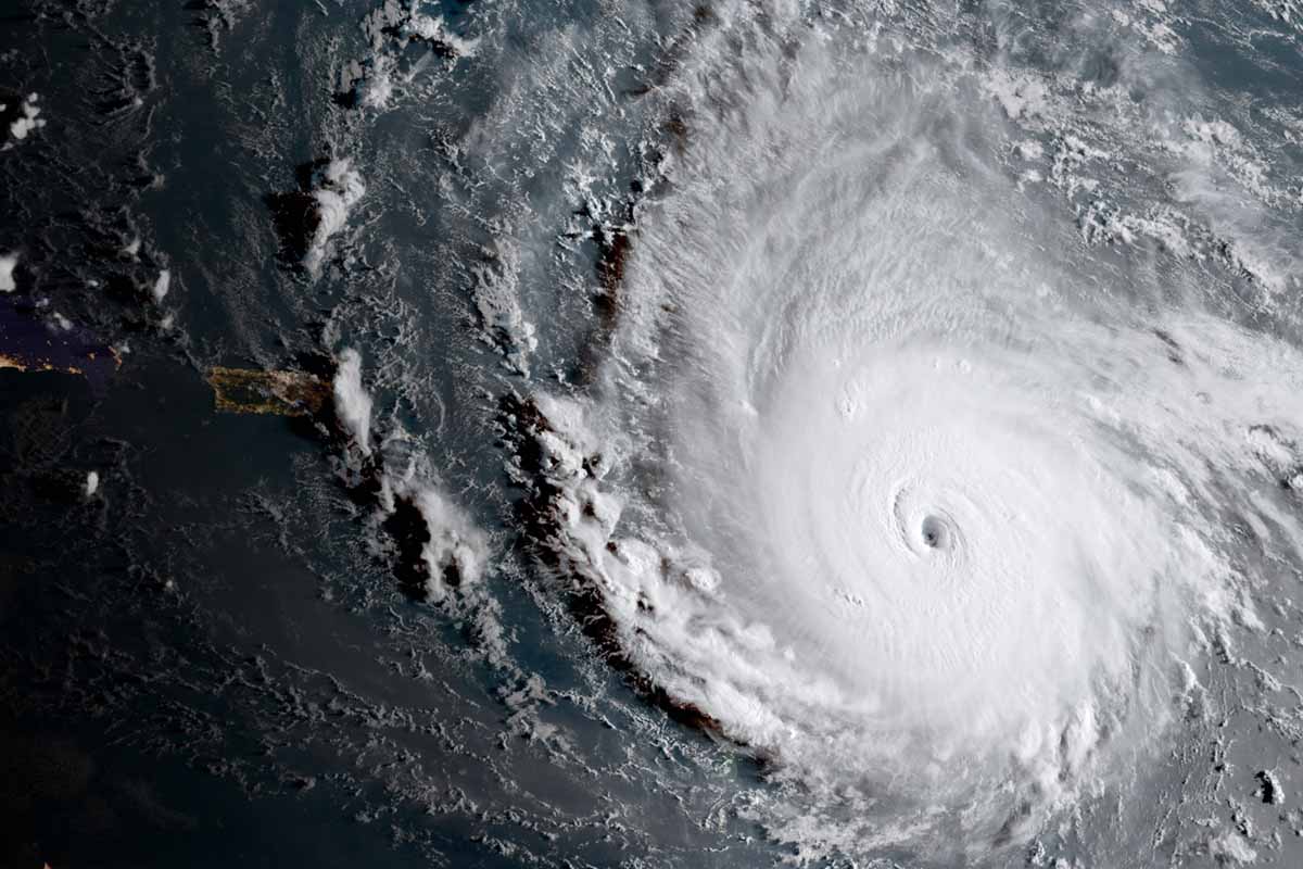 El gobierno puertorriqueño le pide a la población resguardarse en sus casas.