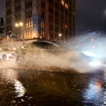 Un vehículo en las calles de Hollywood, California, durante el paso de la tormenta tropical Kay.