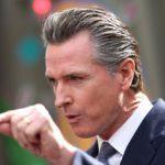 Analistas dijeron que la presión de los funcionarios laborales y Biden pusieron a Newsom en una posición difícil.