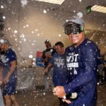 El manager Dave Roberts dio inicio a la celebración en el vestidor de los Dodgers en Phoenix.