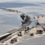 Partes de Sanibel Causeway fueron arrastradas con secciones del puente al paso del huracán Ian en el condado de Lee.