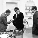 Elvis Presley le muestra al presidente Richard Nixon sus gemelos el 21 de diciembre de 1970 en la Casa Blanca.