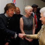 La reina Isabel II de Gran Bretaña se reúne con Sir Paul McCartney entre bastidores durante el Concierto del Jubileo de Diamante en Londres, el 4 de junio de 2012.