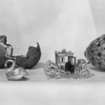 Junio de 1935: Huevos de Fabergé ricamente decorados y muy ornamentados, adornados con oro y piedras preciosas, fotografiados como parte de una exposición de arte ruso.