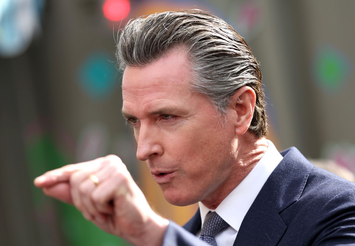 Analistas dijeron que la presión de los funcionarios laborales y Biden pusieron a Newsom en una posición difícil.