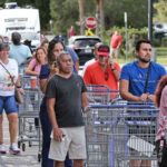 Decenas de residentes de Florida se han arremolinado en los supermercados para tratar de adquirir víveres.