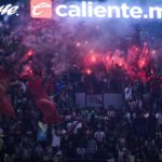 Una barra de Chivas ingresó al Estadio Azteca y encendió bengalas.