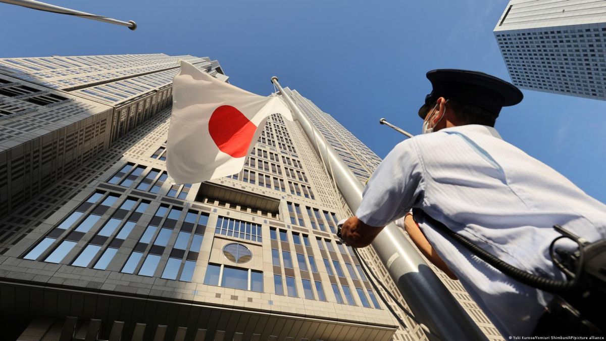 La bandera japonesa ondea este martes a media asta en la oficina metropolitana en señal de duelo por el exprimer ministro japonés Shinzo Abe, en Tokio.