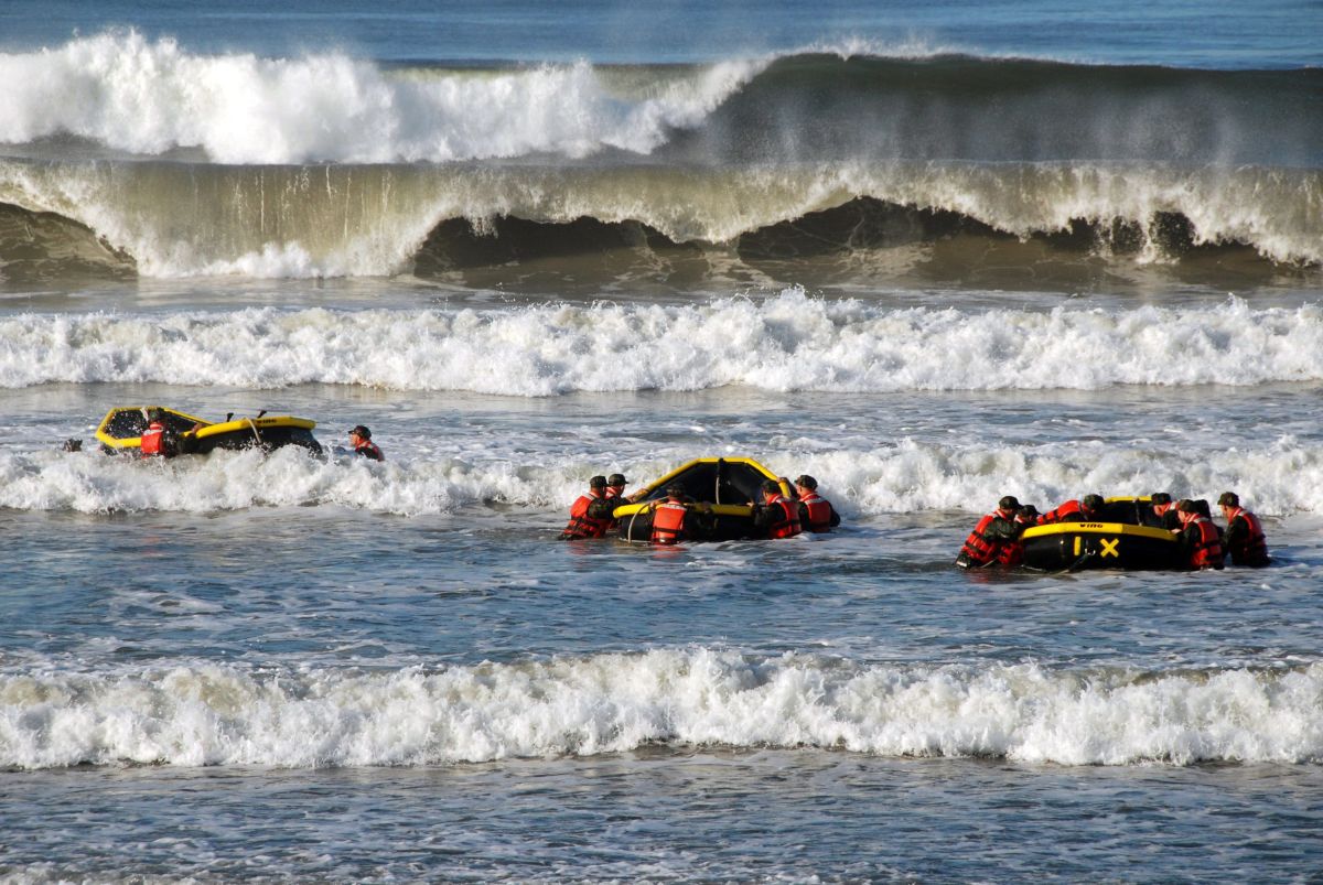 Marineros SEAL en un ejercicio de entrenamiento f en la Base Naval Anfibia de Coronado en Coronado, California.