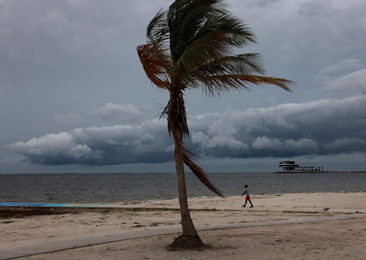 Las nubes del próximo huracán Ian oscurecen el cielo el 27 de septiembre de 2022 en San Petersburgo, Florida. Se espera que Ian esté en el área de Tampa Bay desde el miércoles por la noche hasta la madrugada del jueves.