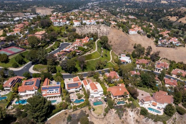 Vista aérea del Country Club de Calabasas y las mansiones aledañas el 22 de mayo de 2022.